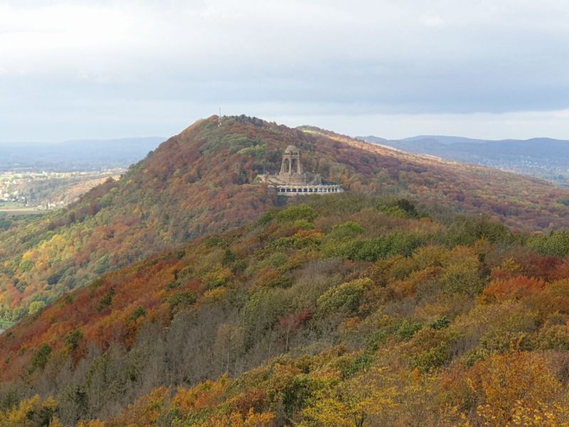 Auch das Kaiser-Wilhelm-Denkmal ist gut zu sehen.